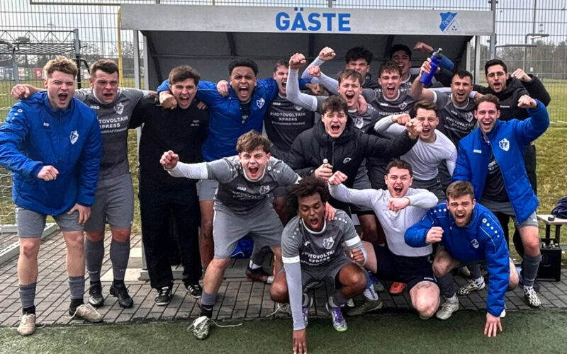 Siegerfoto der ersten Mannschaft nach dem Sieg gegen den TSV Königsbrunn