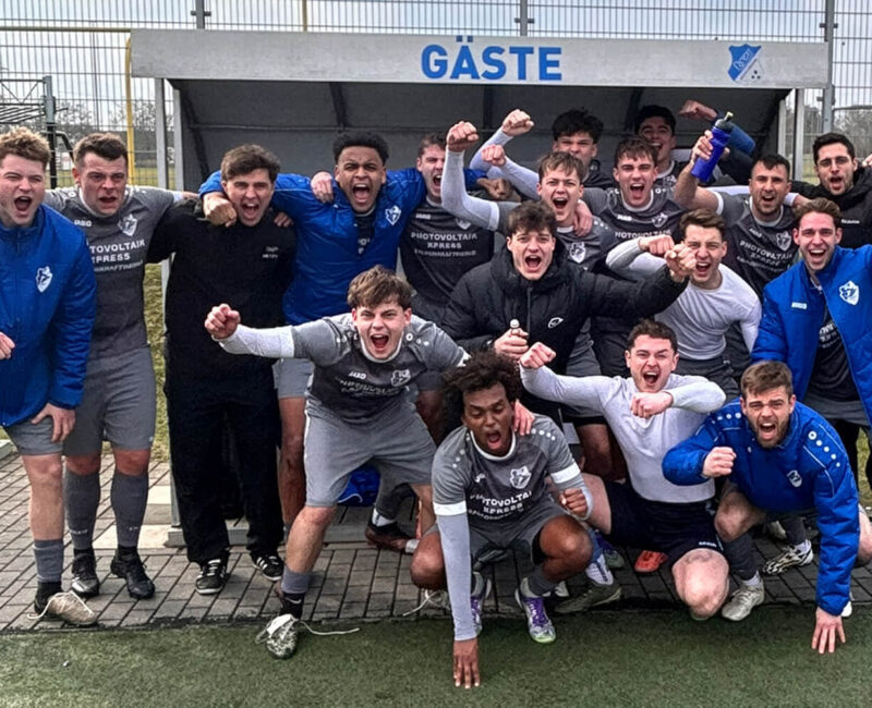 Siegerfoto der ersten Mannschaft nach dem Sieg gegen den TSV Königsbrunn