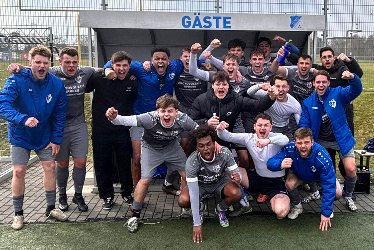 Siegerfoto der ersten Mannschaft nach dem Sieg gegen den TSV Königsbrunn